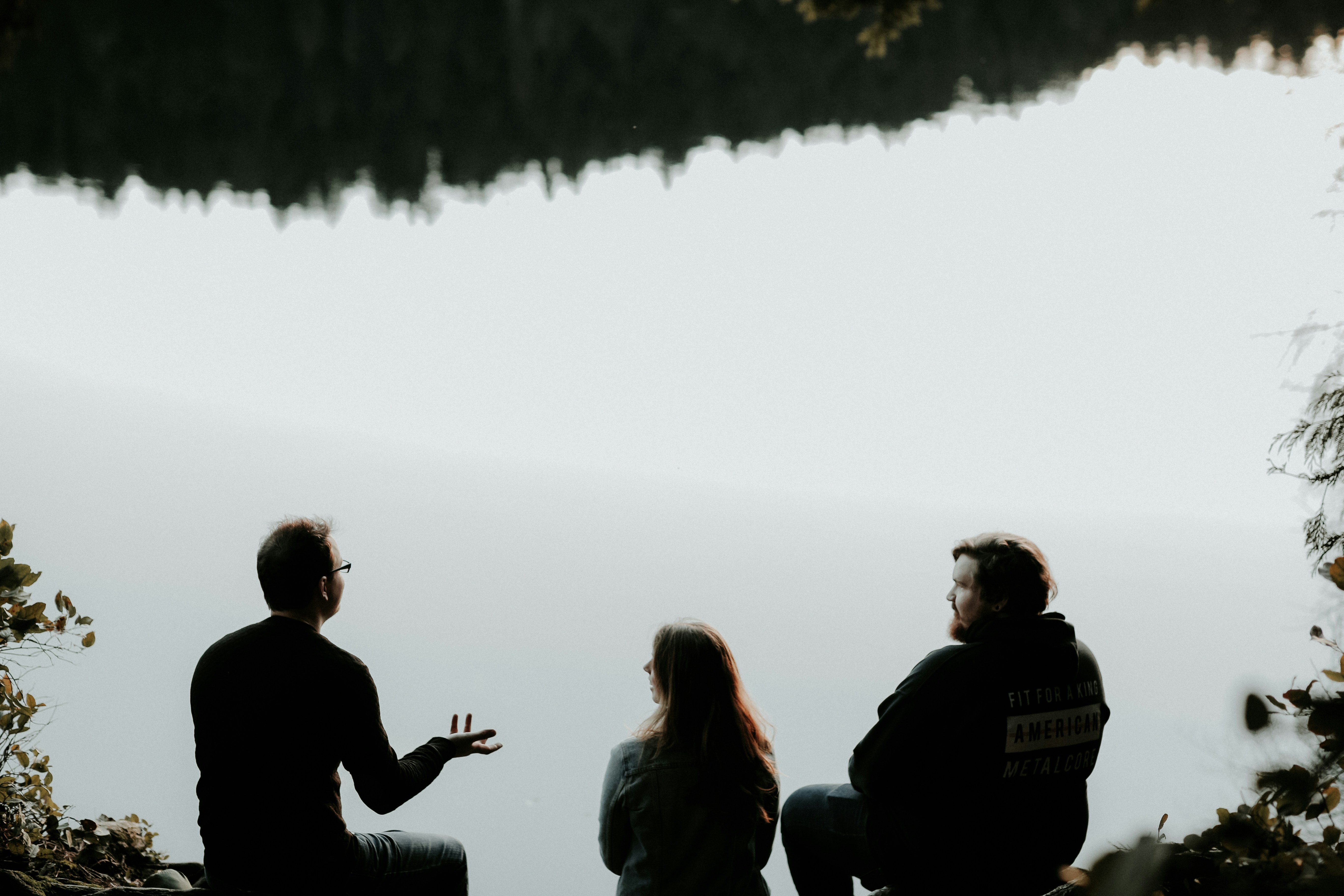 Mensen in gesprek buiten in de natuur