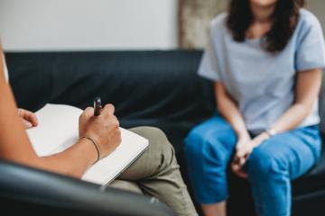 Twee mensen in gesprek, professionele begeleiding