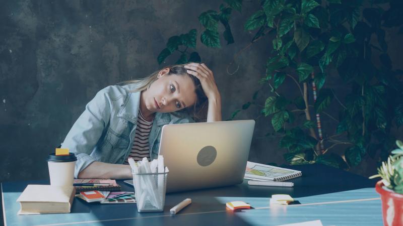 Vrouw op het werk: ze is vermoeid en druk