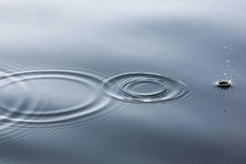 Rimpeling, kring, in water