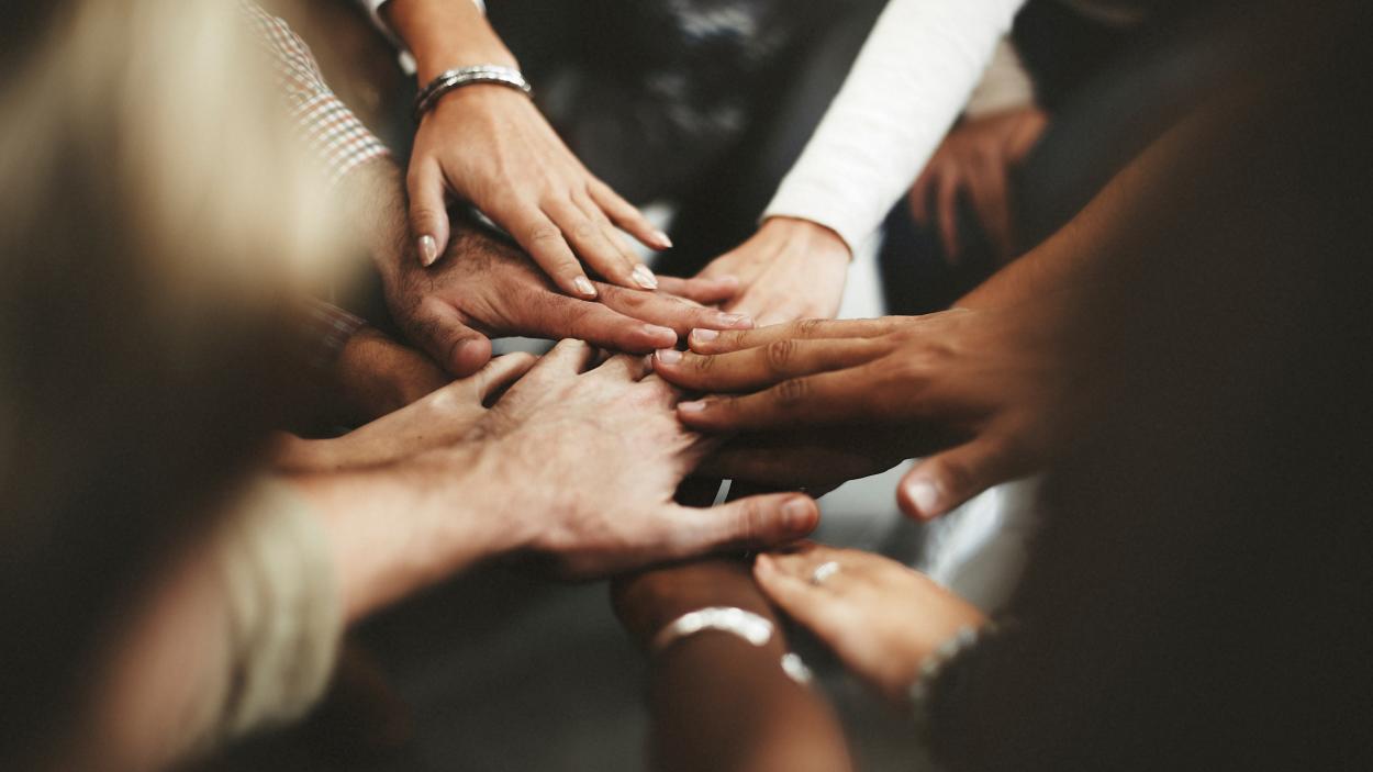 Diverse handen op elkaar
