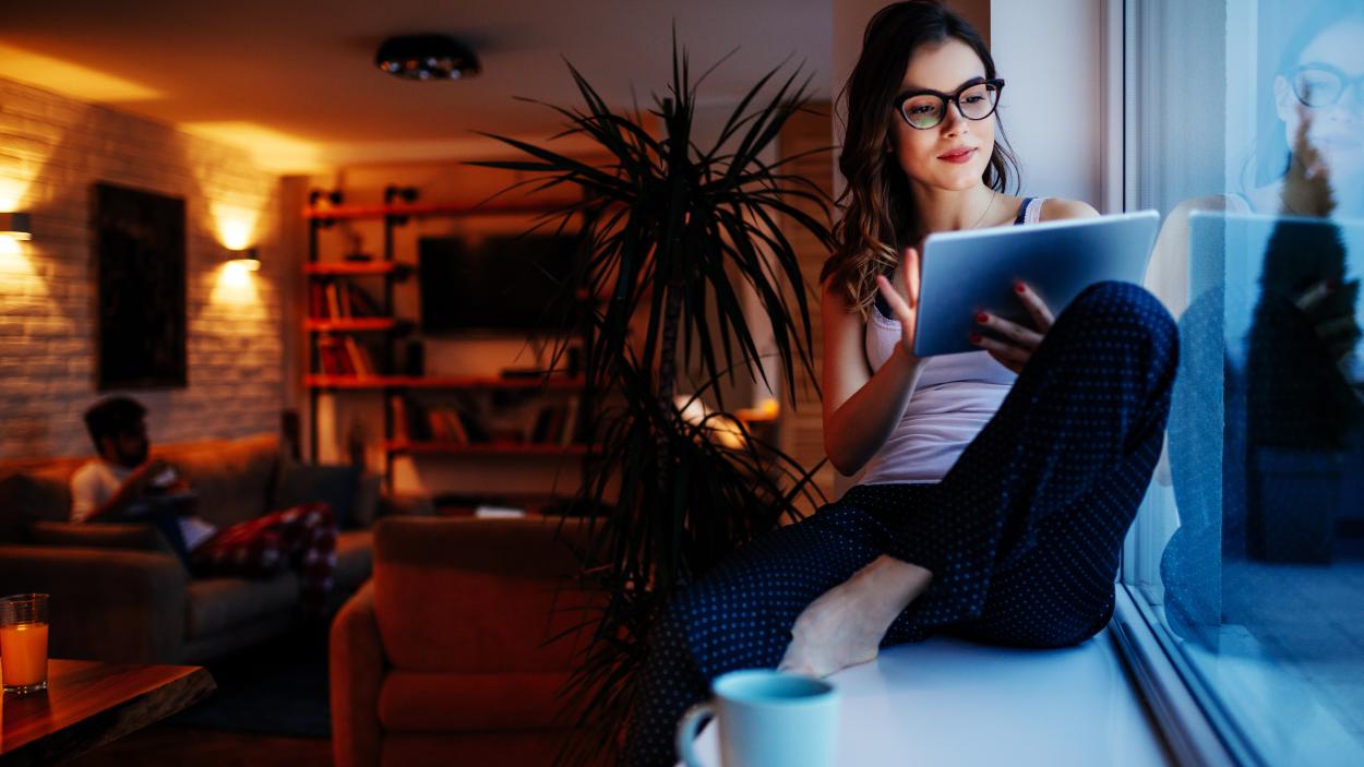 Vrouw die iets leest op haar tablet