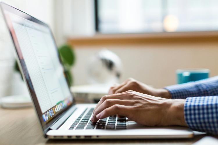 Iemand typt op een laptop