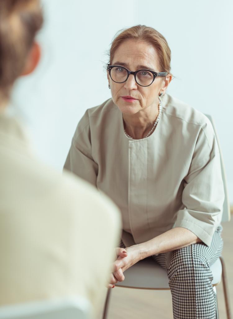 HR-professional in gesprek over werkdruk, verzuim en vitaliteit op de werkvloer